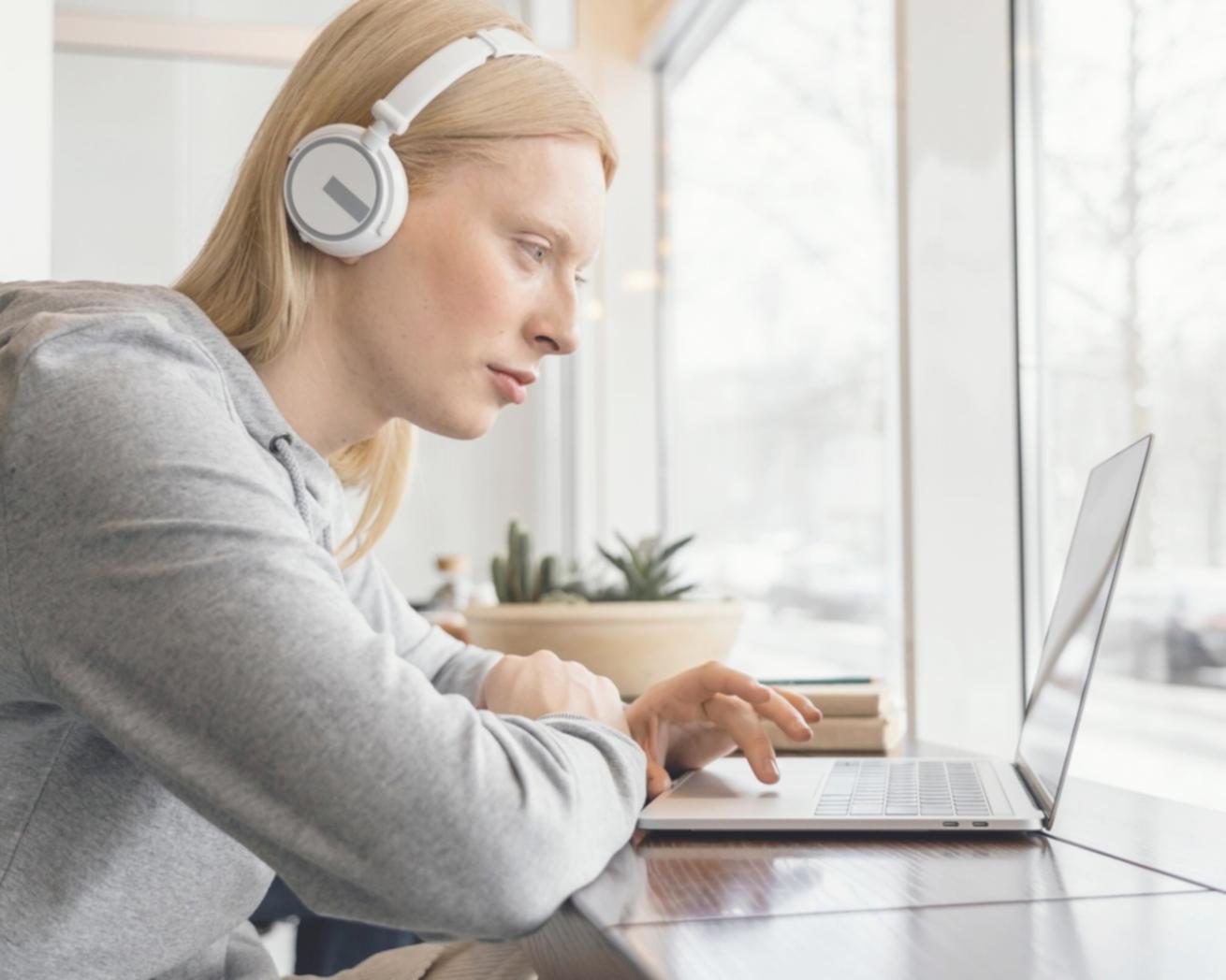 Bureau de conseil financier moderne avec espace de travail collaboratif